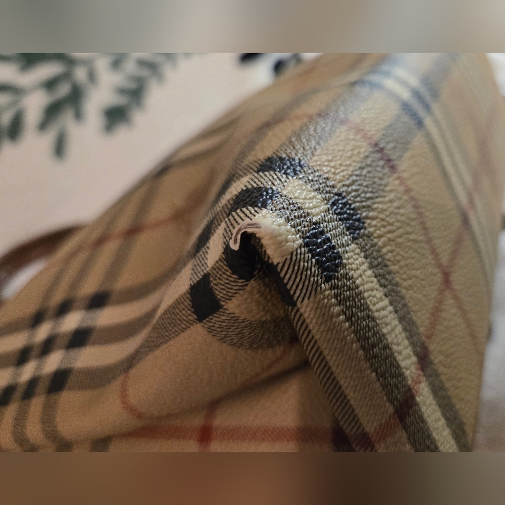 💯 Authentic Burberry Haymarket Check Pattern Tote - Picture 8 of 15